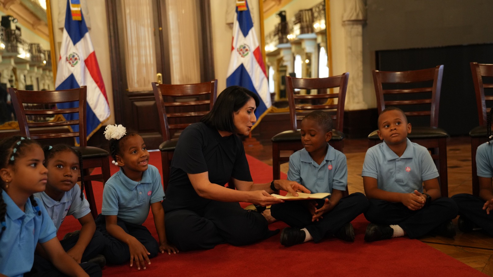 Primera dama recibe en el Palacio Nacional a estudiantes con quienes compartió el almuerzo escolar